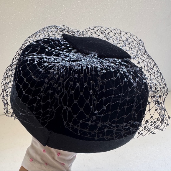 Black Velvet Pillbox Hat with Veil Vintage 60s  Lewis II - Picture 4 of 12